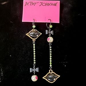 New Vintage! BETSEY JOHNSON First Date Collection Mismatched Black Lips Earrings